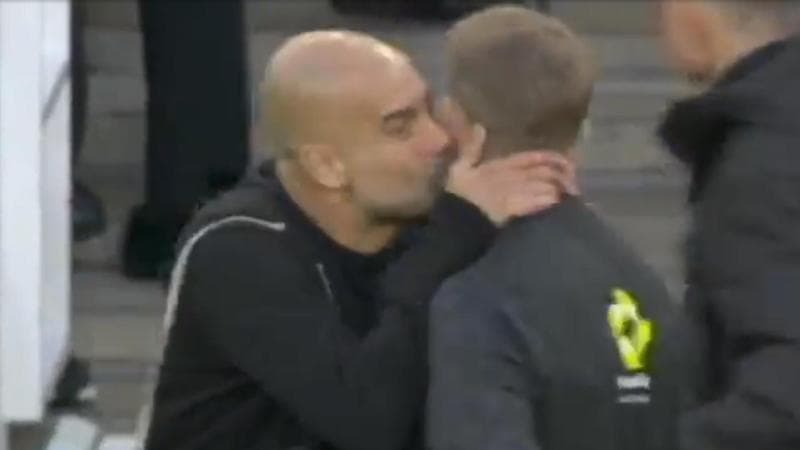 Il bacio di Guardiola al quarto uomo