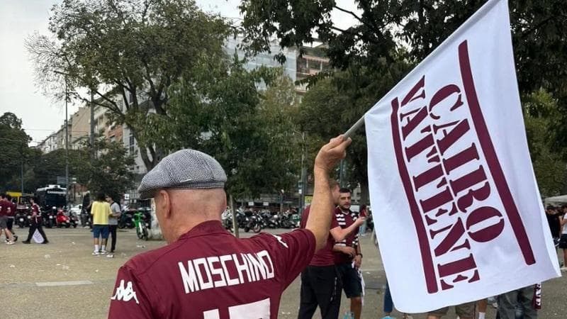 Baricco con la maglia di Moschino e la bandiera contro Cairo
