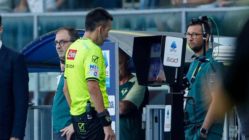 L'arbitro Rapuano al Var