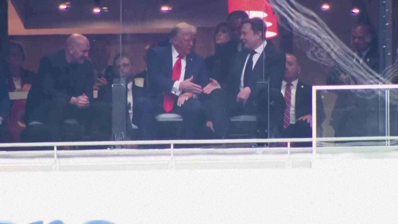 Funerali Kirk, sorrisi e strette di mano: il "disgelo" in mondovisione tra Musk e Trump