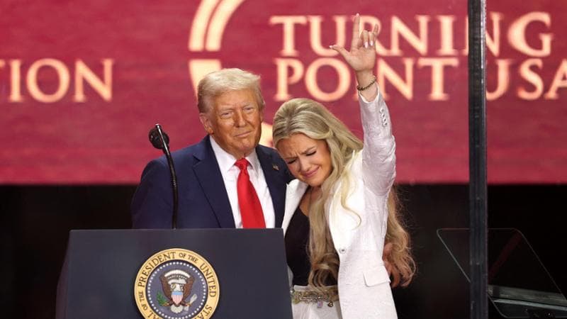 Charlie Kirk, il funerale in diretta. Trump: “Martire della libertà, la sua voce vivrà per sempre”