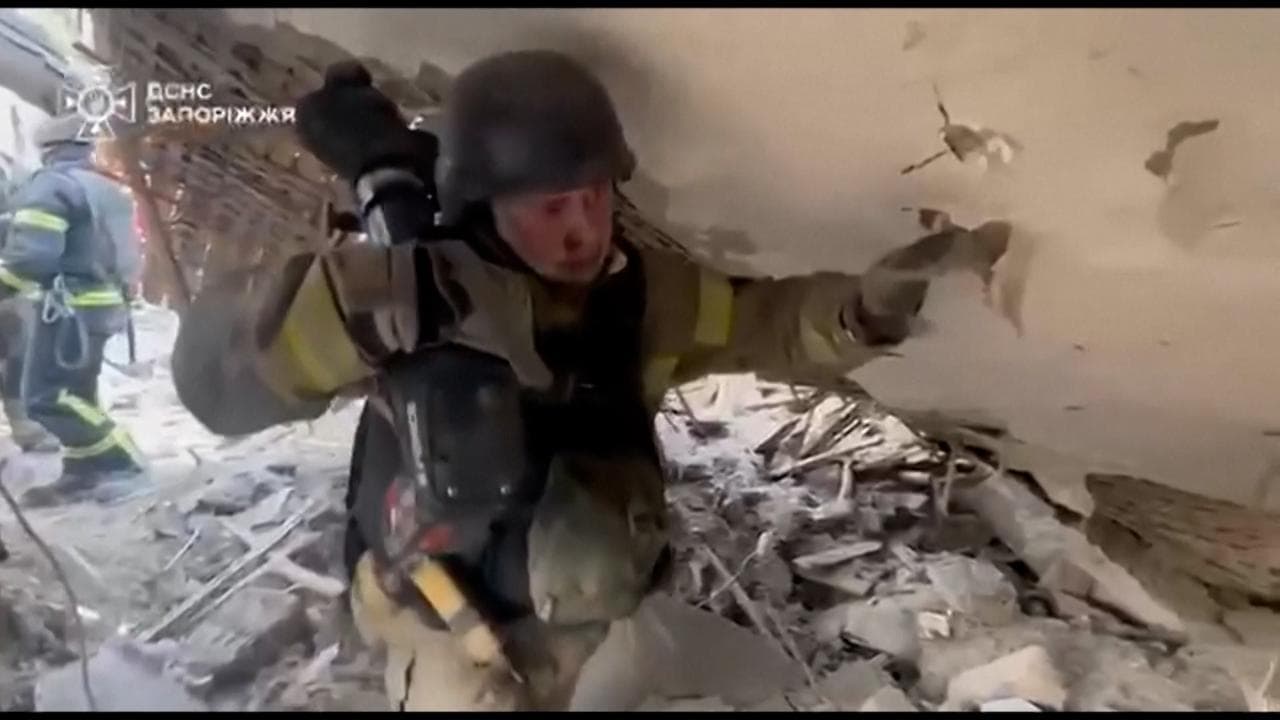 Alba di fuoco a Zaporizhzhia: palazzi distrutti, soccorritori tra le macerie