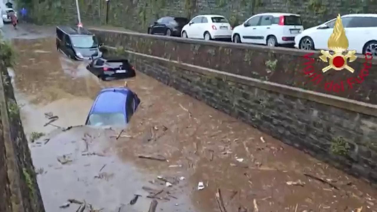 Maltempo nel comasco: i vigili soccorrono un automobilista bloccato dall'acqua nel sottopasso