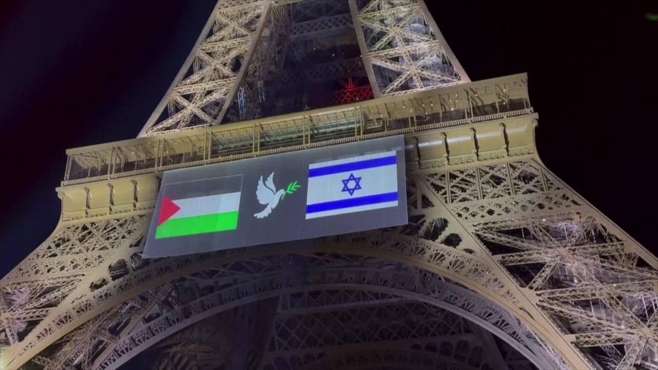Parigi, sulla Torre Eiffel campeggiano affiancate la bandiera israeliana e quella palestinese