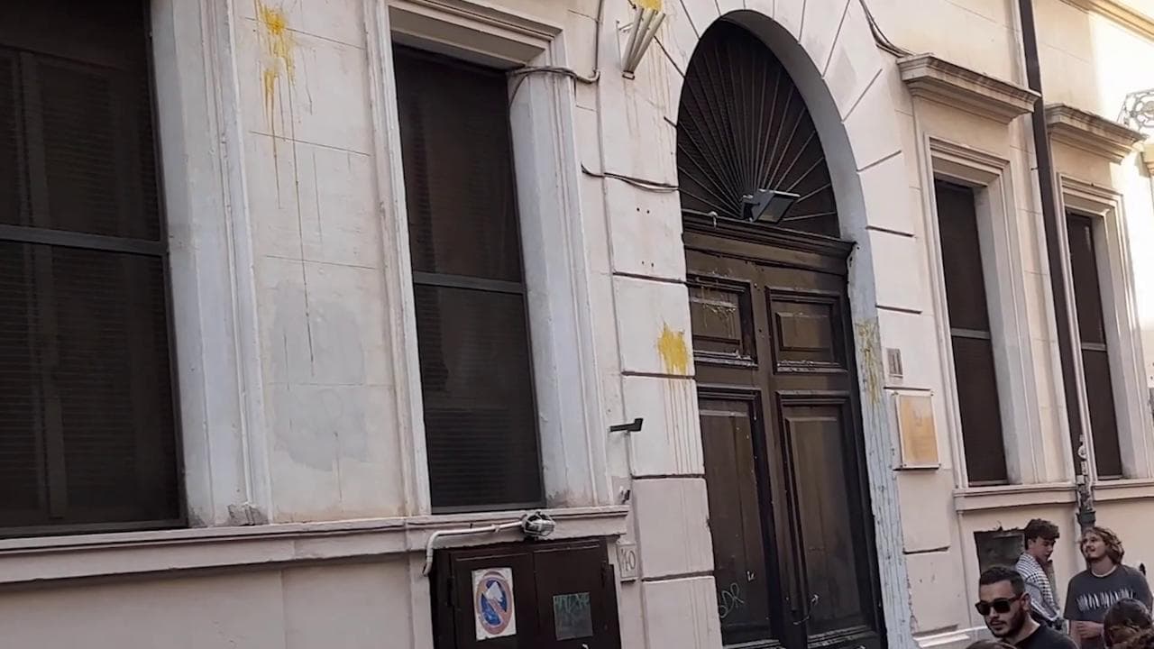 Roma - Gli studenti lanciano uova contro l'ufficio scolastico. "Valditara non ci fa parlare di Gaza"