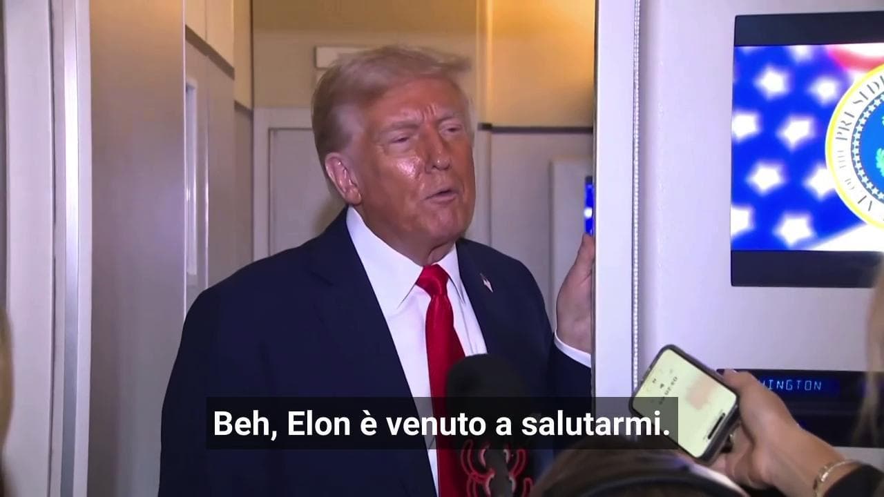 Trump e la stretta di mano con Musk: "E' stato gentile da parte sua venirmi a salutare"