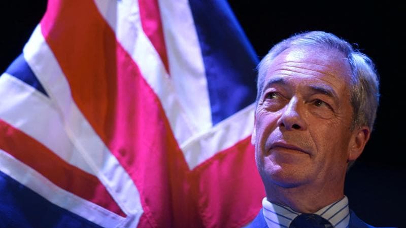Regno Unito, Farage come Trump: così vuole deportare migliaia di migranti, residenti a vita inclusi