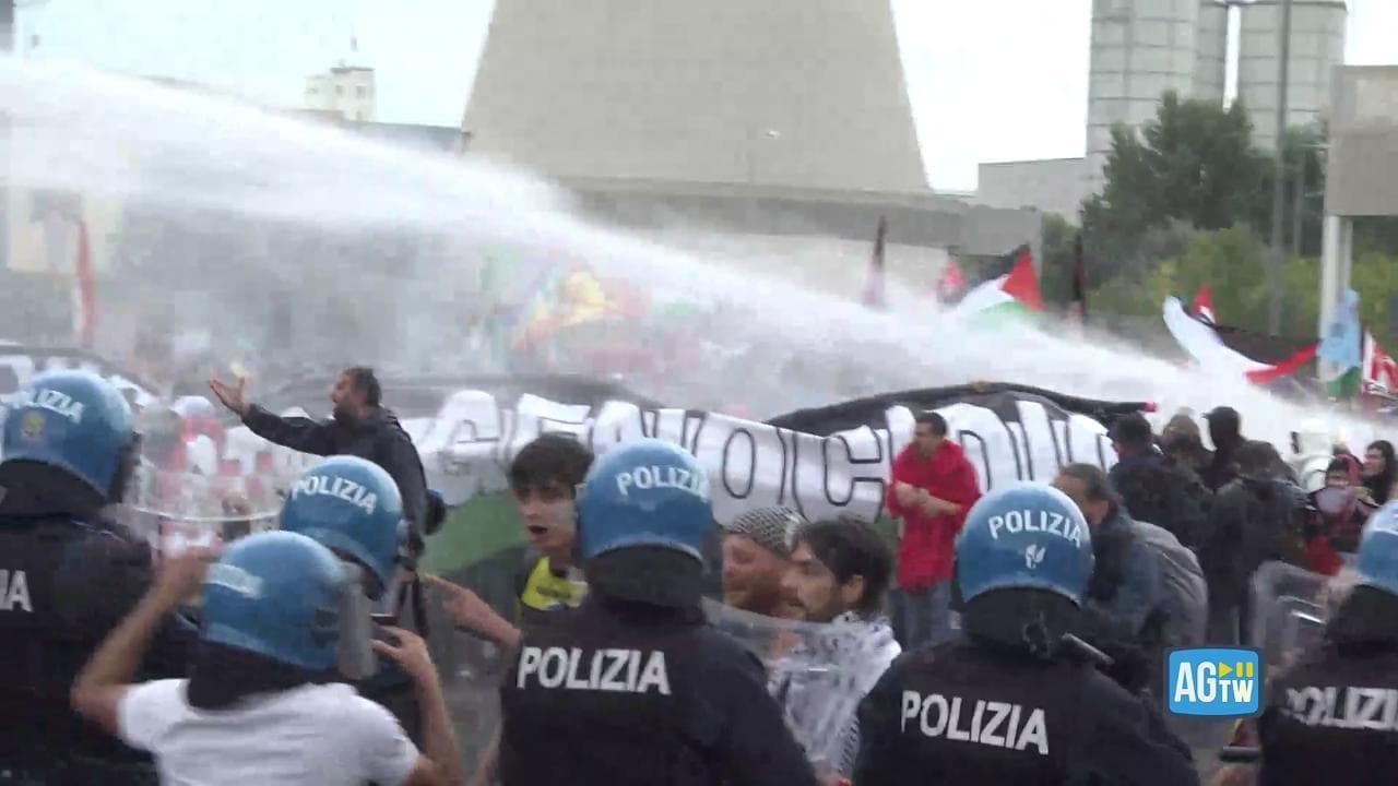 Protesta per Gaza a Marghera: bloccato il porto, la polizia apre gli idranti sul corteo