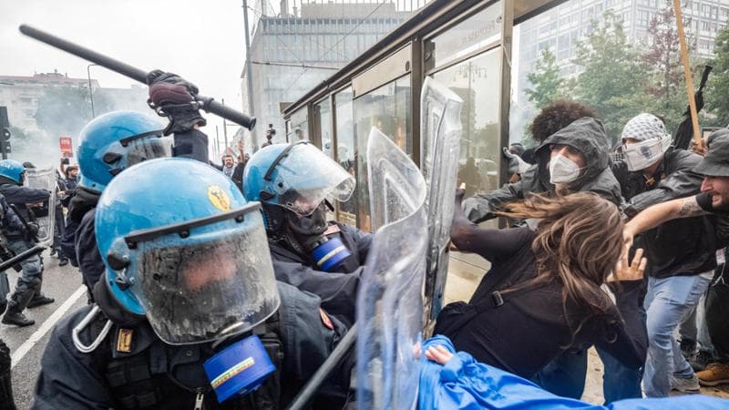 Incappucciati, maranza, cani sciolti: i violenti che hanno creato il caos al corteo di Milano