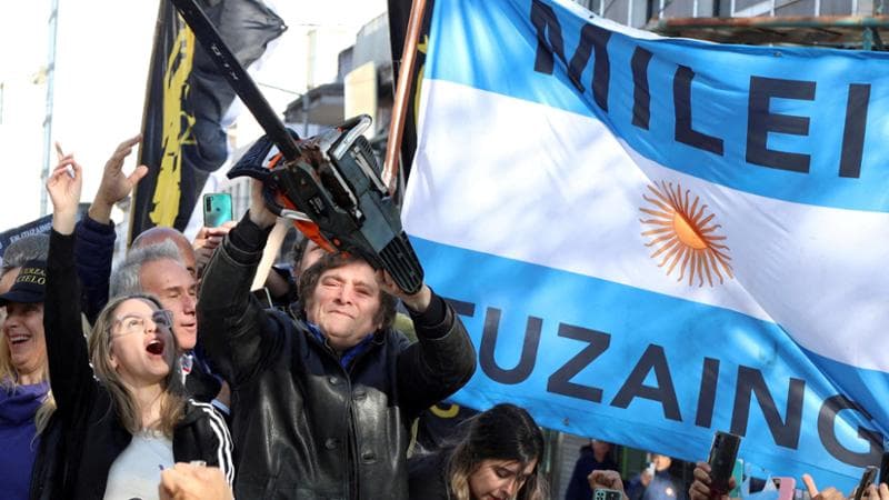 Milei chiede a Trump di salvarlo,, la rivoluzione della motosega è appesa a un filo