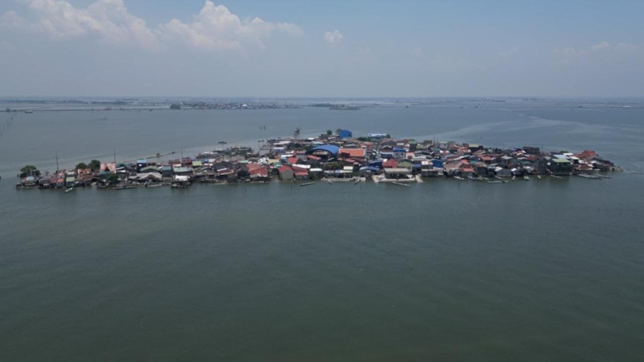 Pugad, l'isola che il mare inghiotte ogni giorno di più: 2500 persone vivono con l’acqua alle porte