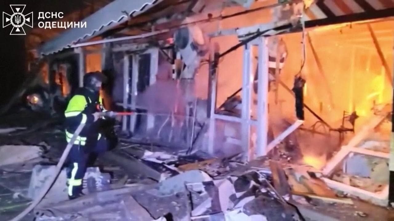 Ancora bombe su Odessa: palazzi in fiamme e soccorritori tra le macerie