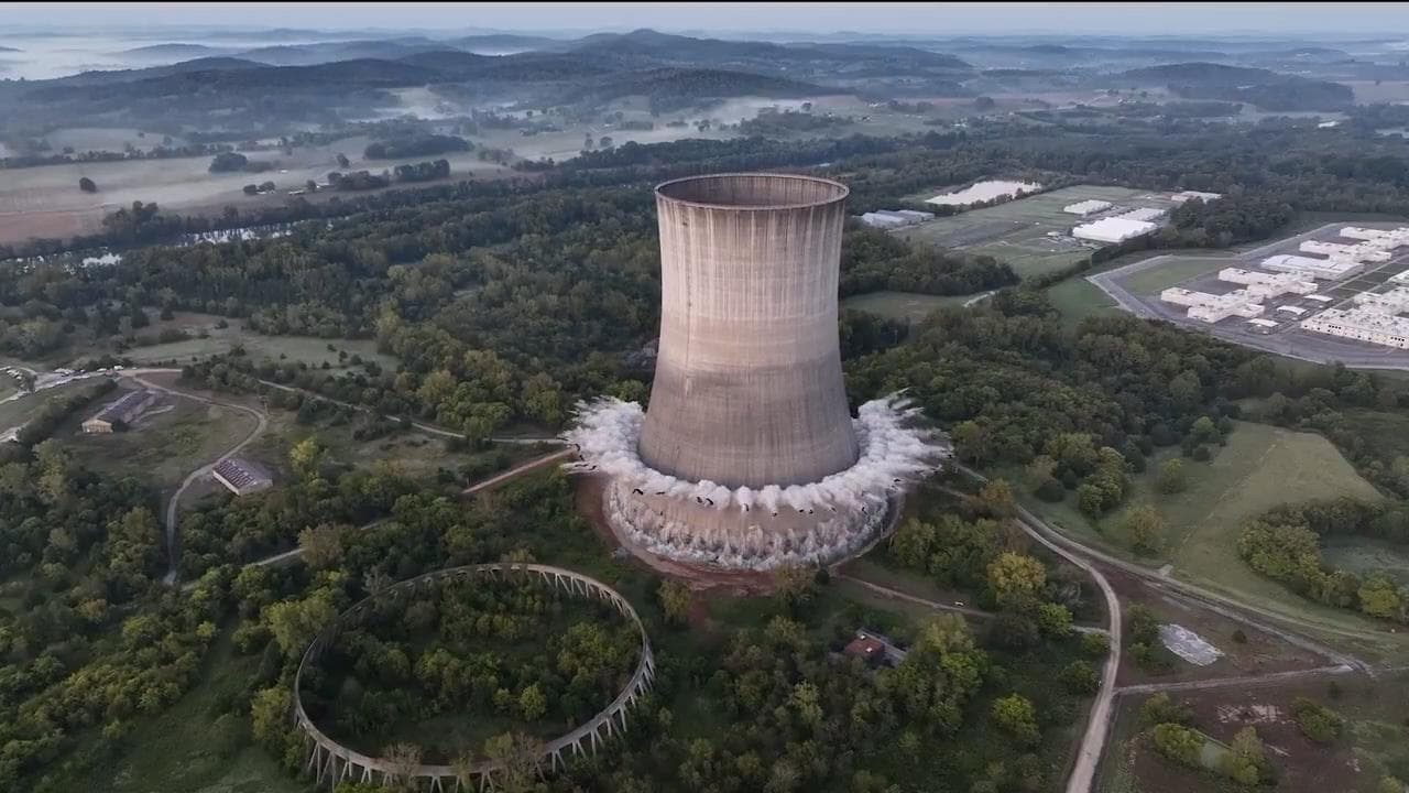 Usa, torre nucleare alta 160 metri viene fatta implodere: la struttura crolla in pochi secondi