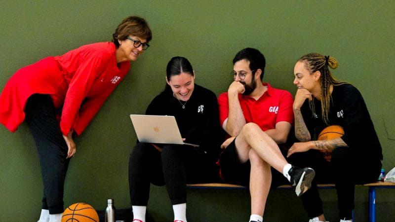 Cinzia Zanotti (61 anni, a sinistra) con il suo staff della Geas Sesto San Giovanni (Briosch Marco)