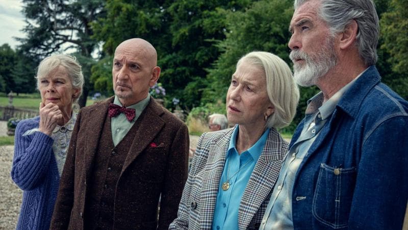 Celia Imrie, Ben Kingsley, Helen Mirren, Pierce Brosnan nel film "I delitti del giovedì sera", un adattamento del bestseller di Richard Osman