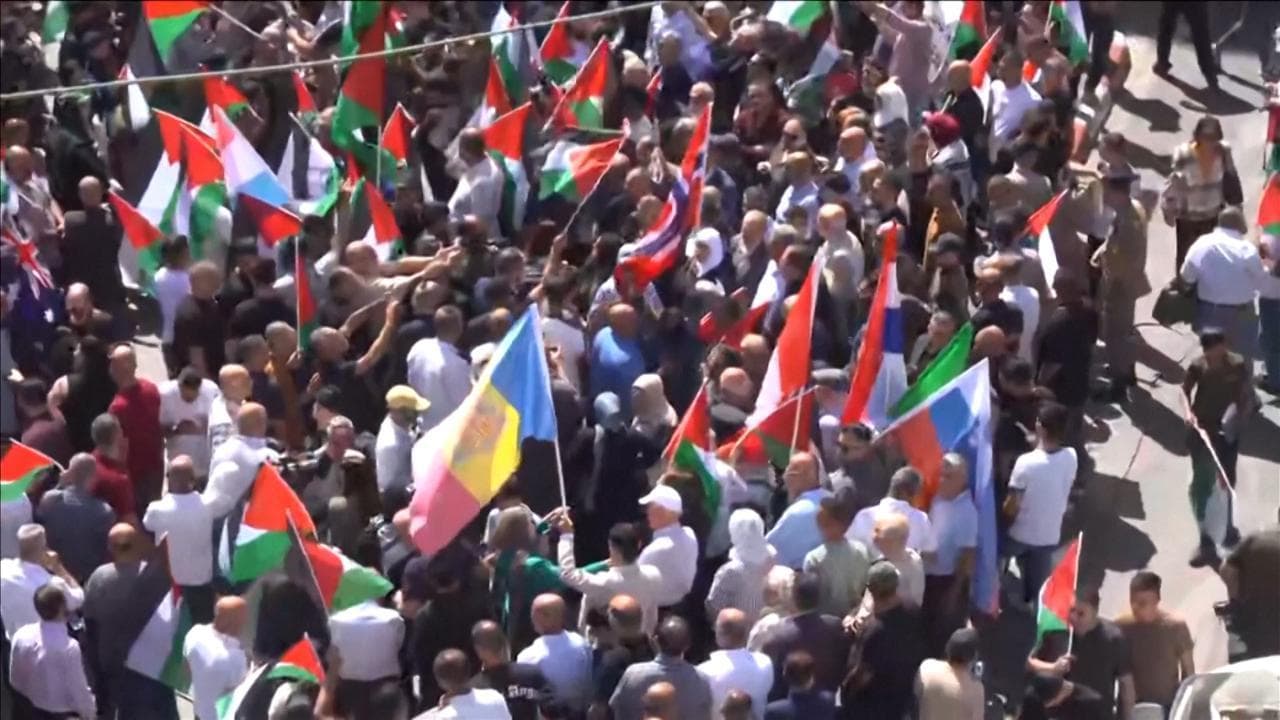 A Ramallah manifestazione con le bandiere dei Paesi che hanno riconosciuto la Palestina