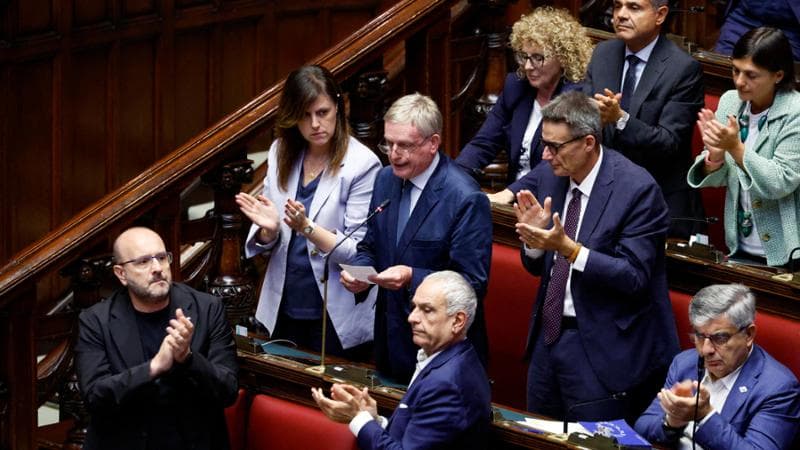 Il governo diserta il ricordo di Kirk. Scontro in aula: “Basta odio”, “Strumentalizzate”
