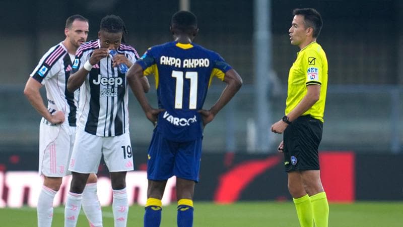 L'arbitro Rapuano durante Verona-Juventus
