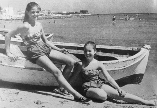 Claudia con la sorella Blanche, foto del suo archivio personale tratta dal libro 'Io Claudia, Tu Claudia'