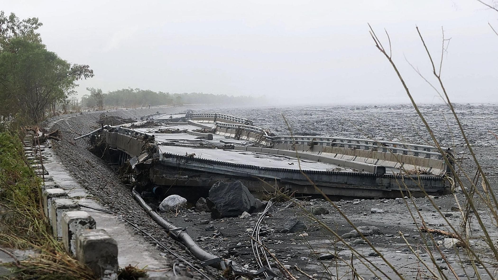 台湾、台風ラガサは数十人の死亡を行い、何百もの行方不明になります