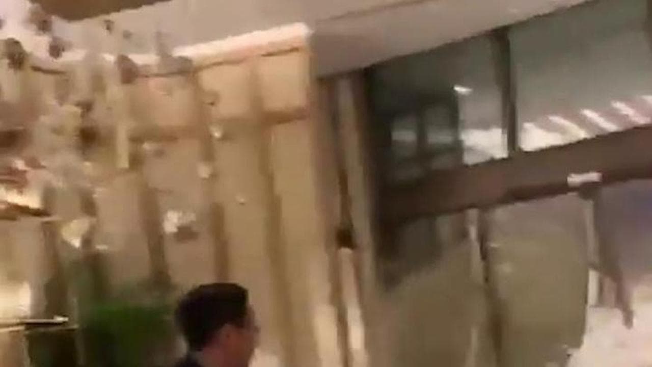 Super tifone Ragasa: a Hong Kong l'ondata d'acqua sfonda la vetrata dell'hotel e travolge un uomo