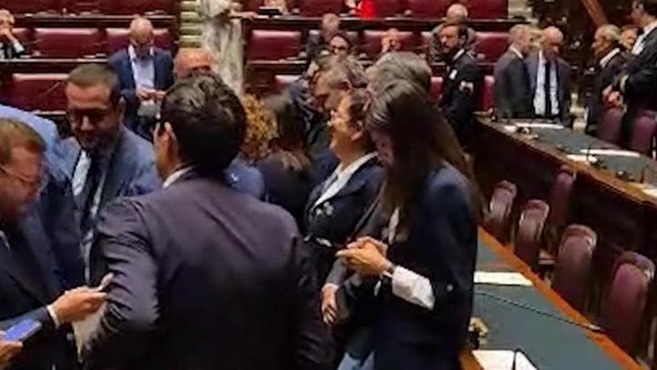 Flotilla sotto attacco, Pd-M5s-Avs occupano i banchi del Governo alla Camera: "Meloni venga in aula"