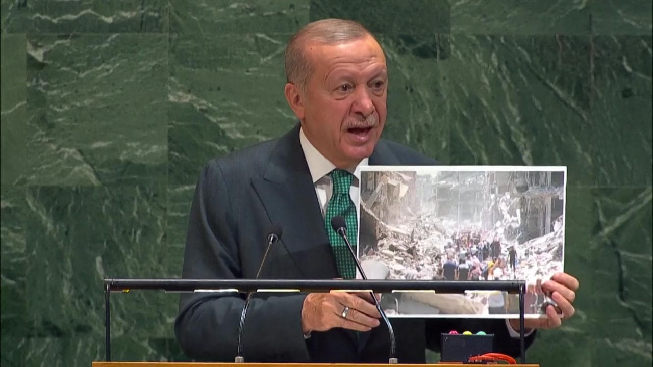 Erdogan all'Onu mostra la foto delle macerie: "A Gaza è genocidio, riconoscete la Palestina"