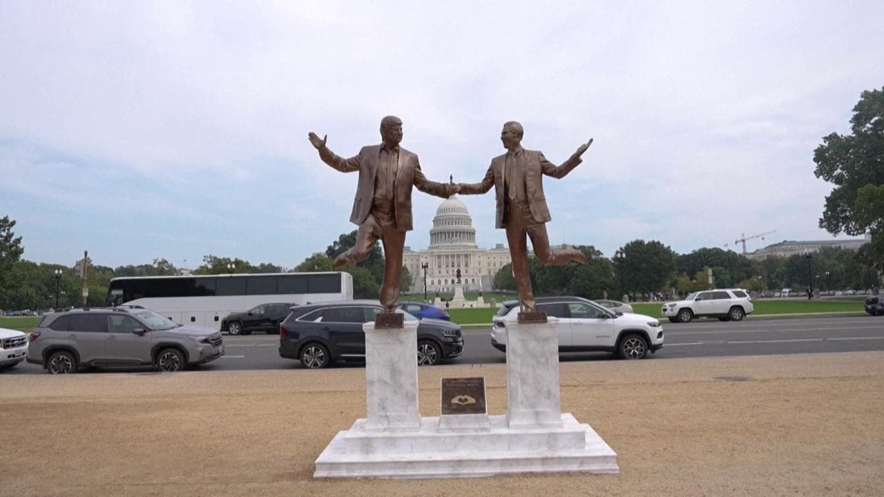Trump e Epstein mano nella mano: a Washington la statua che sfida il presidente