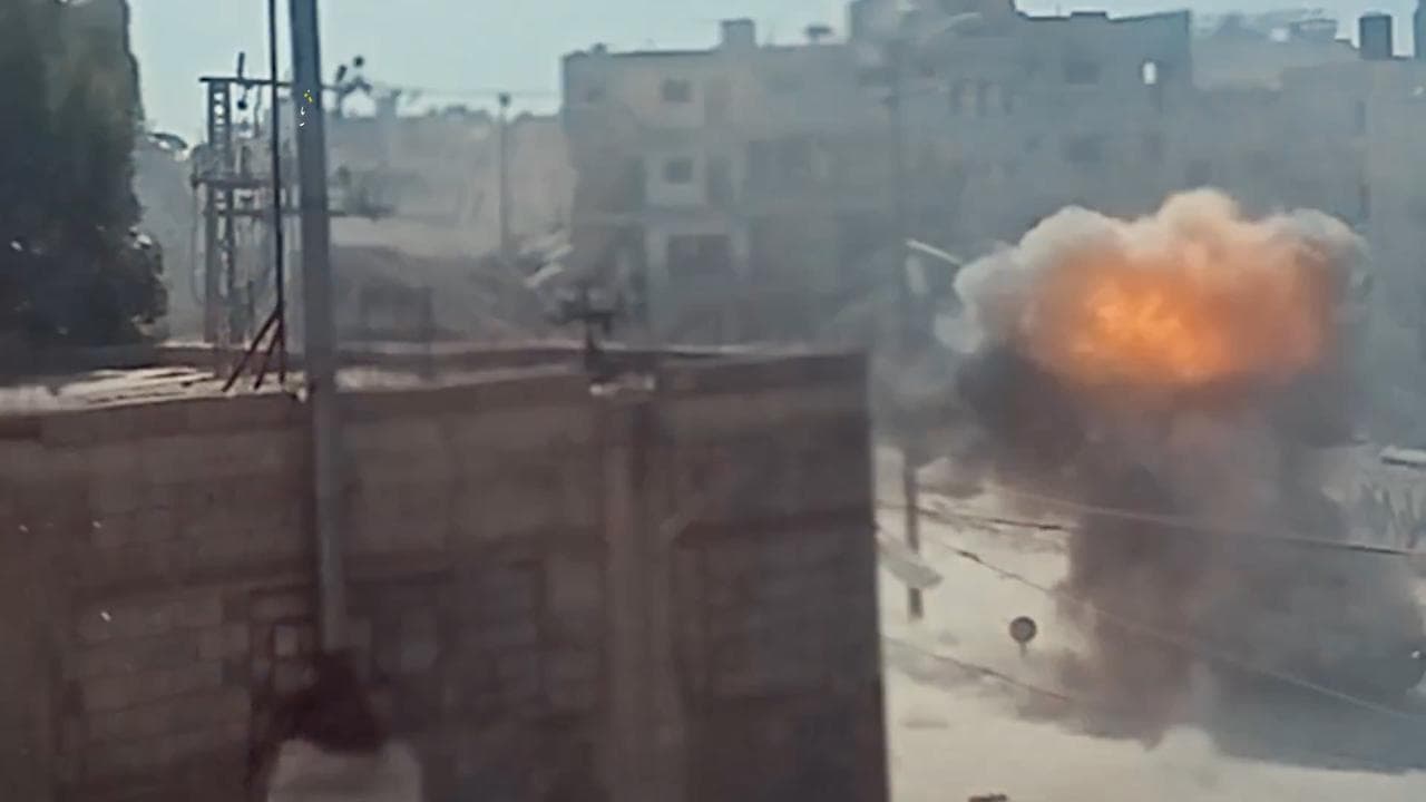 Gaza City, i guerriglieri di Hamas colpiscono un carro armato israeliano: il tank salta in aria
