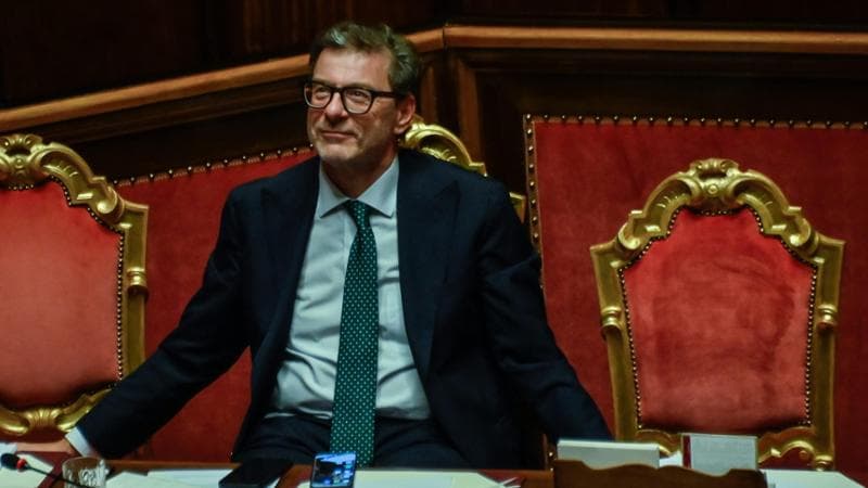 Giorgetti sui salari: “I privati facciano la loro parte e aumentino gli stipendi”