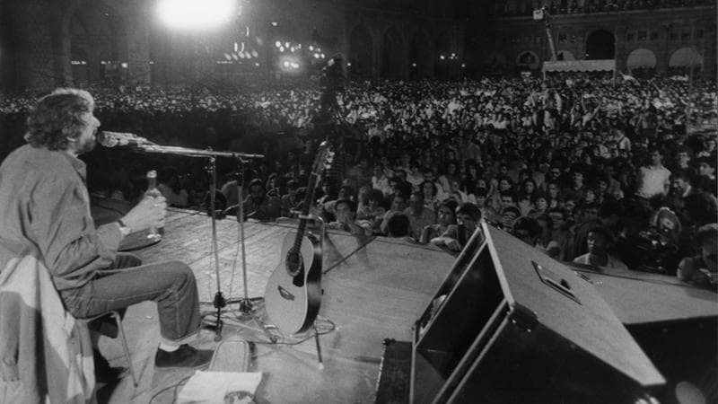 Il concerto in piazza Maggiore a Bologna nel 1984 per i 20 anni di carriera. STUDIO F.N / fotogramma / ipa