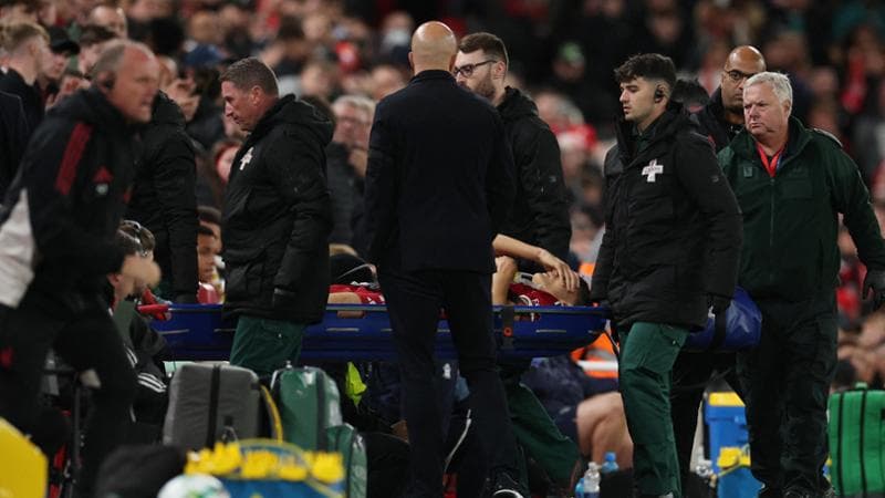 L'uscita in barella di Leoni dal campo di Anfield
