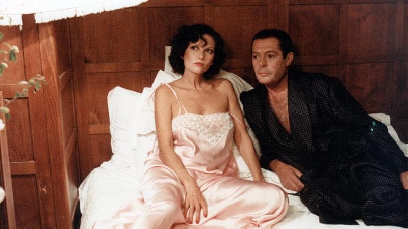 Claudia Cardinale con Marcello Mastroianni in "La pelle" (1981), di Liliana Cavani. L'attrice vinse il Nastro d'argento per la sua interpretazione
