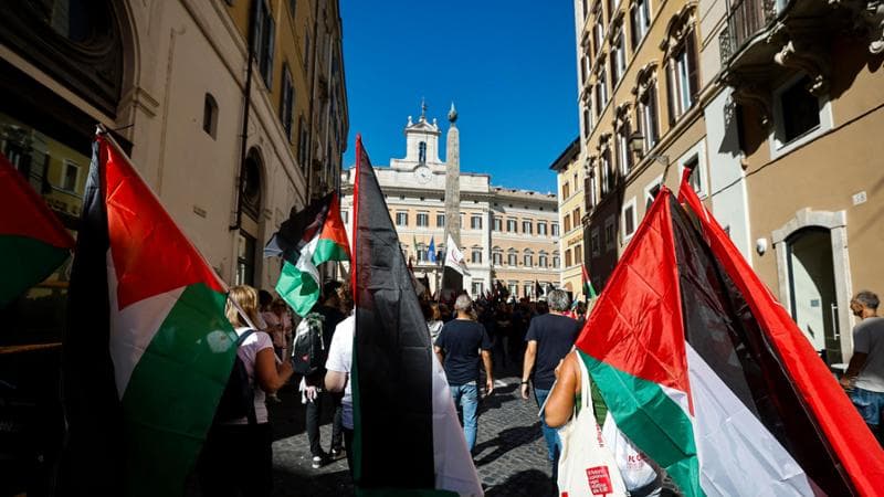 Un momento della manifestazione in piazza Montecitorio per Gaza

