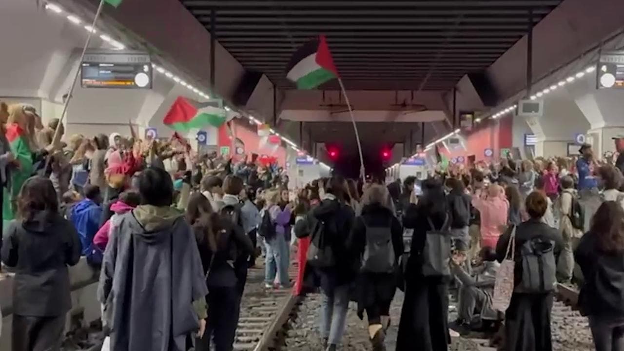 Torino, corteo pro Palestina blocca i binari di Porta Susa
