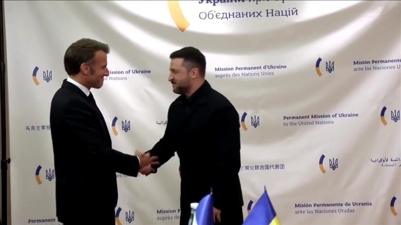 Ucraina, la battuta di Zelensky a Macron: "Pensavo fossi di nuovo bloccato nel traffico"