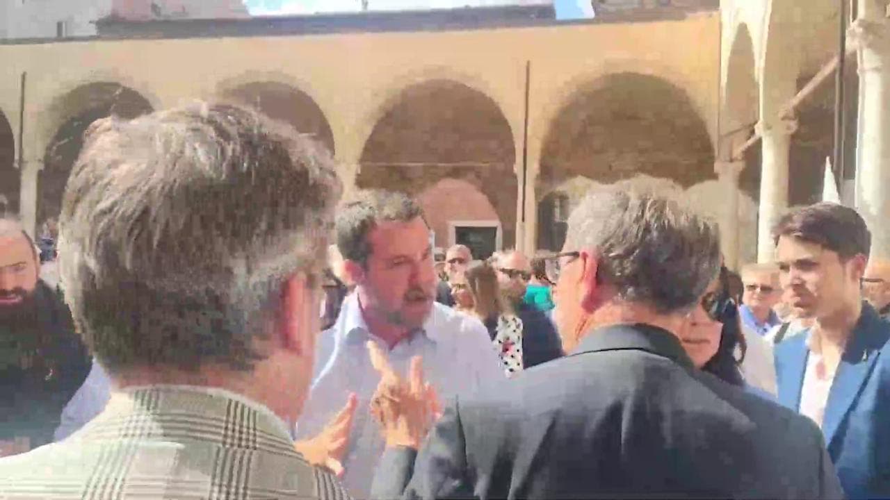Salvini contestato sbotta con la sicurezza: "Non è possibile che arrivino a 5 metri da me!"