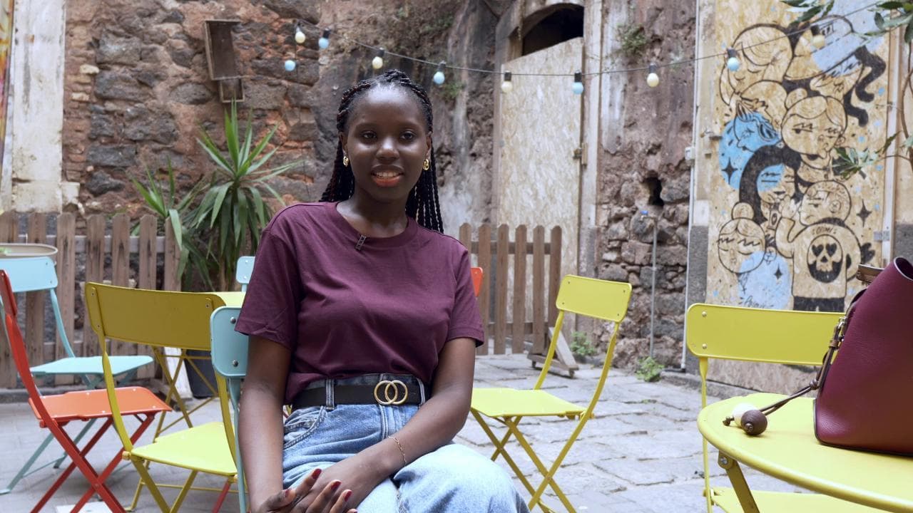 Hawa, giovane studentessa e lavoratrice a Catania