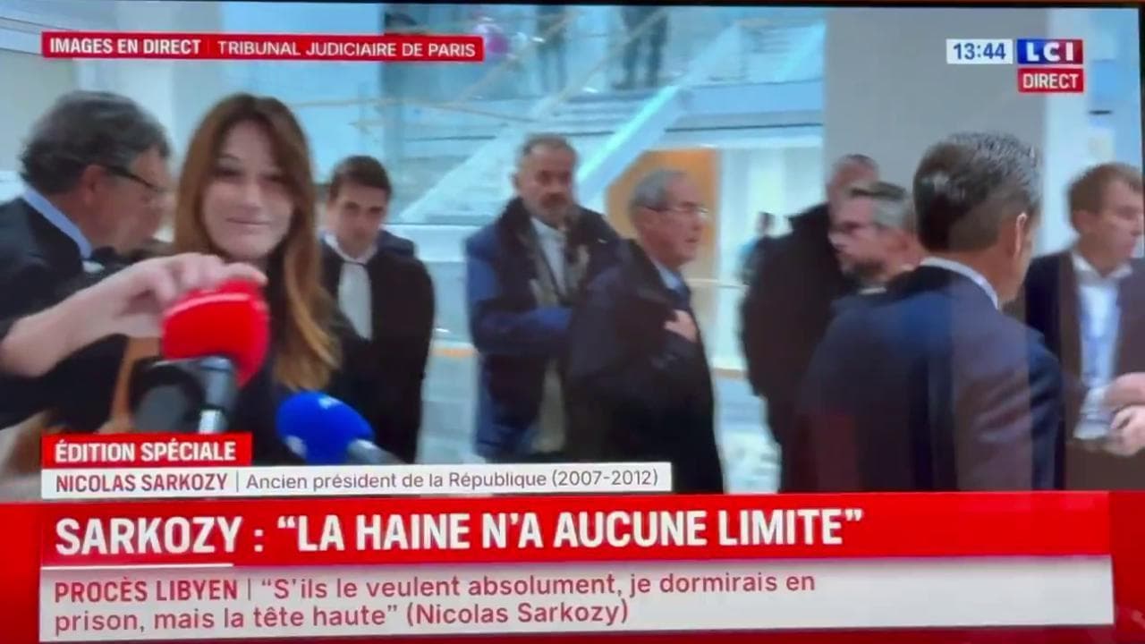 Sarkozy condannato assediato dai giornalisti, Bruni stacca la spugna a un microfono per stizza