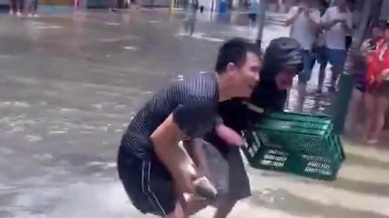 Strade come fiumi a Macao dopo il tifone Ragasa: i residenti improvvisano battuta di pesca