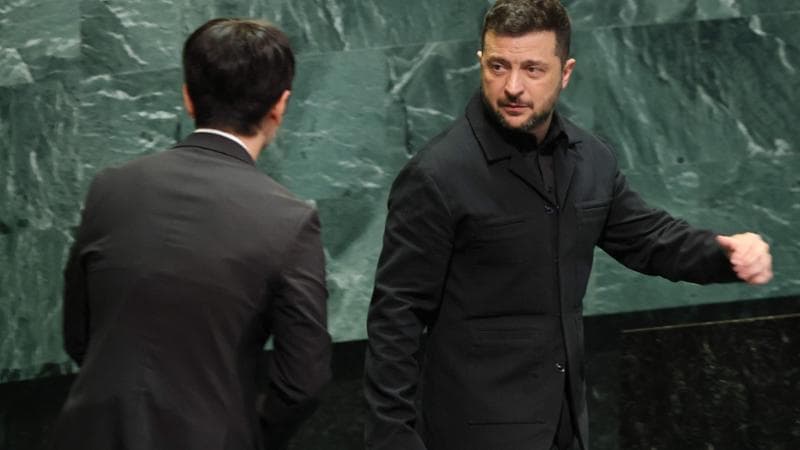Zelensky: “Pace, poi me ne vado. Mosca si fermi o la colpiremo”