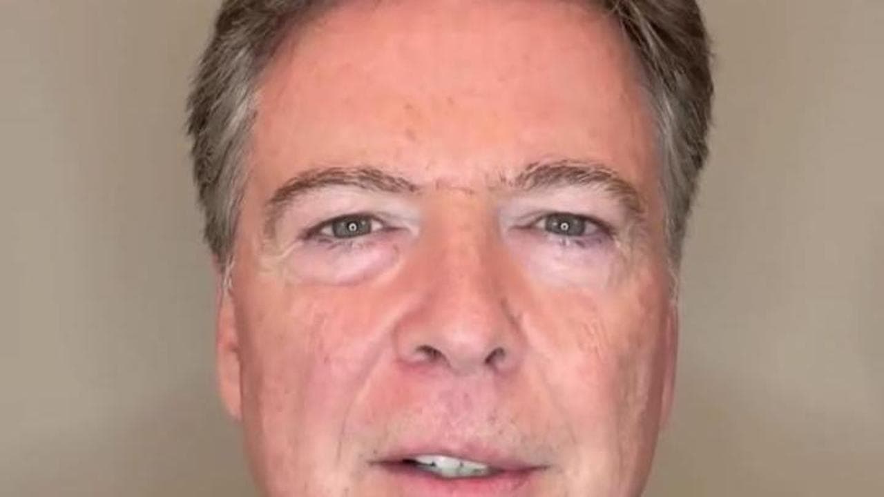 L'ex capo dell'Fbi James Comey incriminato: "Sono innocente, andiamo a processo"