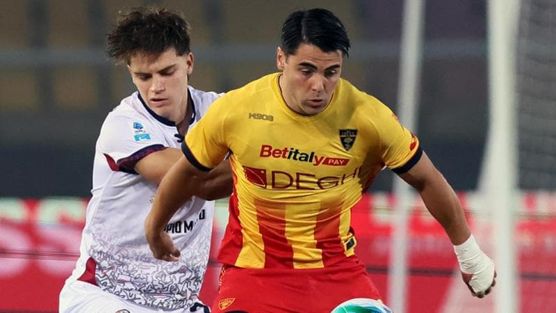 Palestra in azione durante Lecce-Cagliari