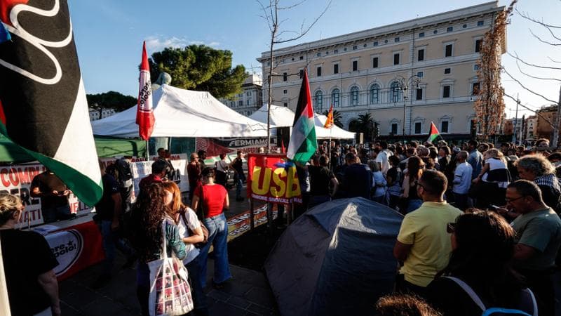 Tende in piazza e scioperi, cresce l’onda per Gaza: “Risposte o restiamo qui”
