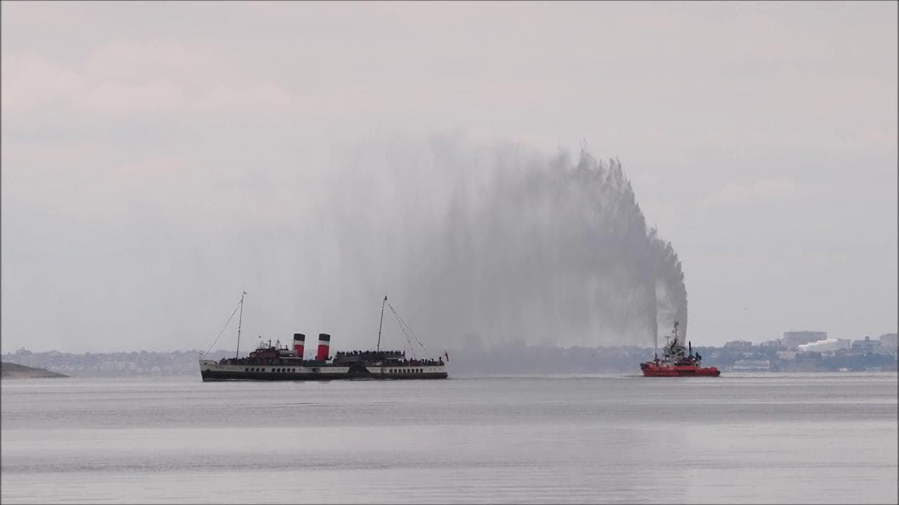 Regno Unito, lo storico battello a vapore è accolto con un "saluto d'acqua" spettacolare