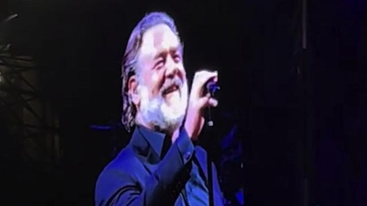 Russell Crowe all’Arena per i 70 anni di Zucchero: il duetto è da brividi