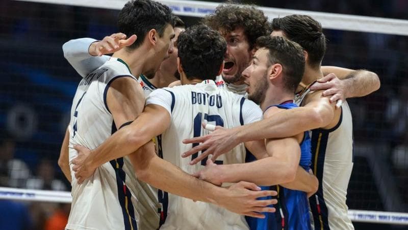 L'abbraccio degli azzurri nella partita contro la Polonia (foto Fipav)