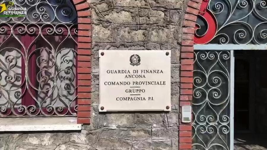 In un bunker la più grande fabbrica clandestina di sigarette
