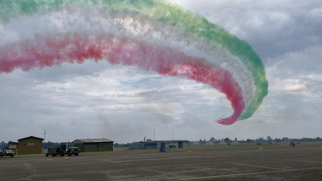 Frecce Tricolori, magia nei cieli di Piacenza: la Balloon Cup esplode di colori e acrobazie