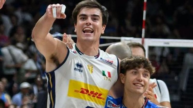 Francesco Sani col secondo libero Domenico Pace dopo la vittoria sulla Polonia (foto Fipav)